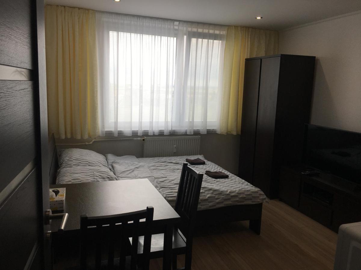 Lovely Studio Apartment Nové Zámky Buitenkant foto